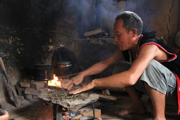 纪检人镜头佤族茶饮之石板烤茶