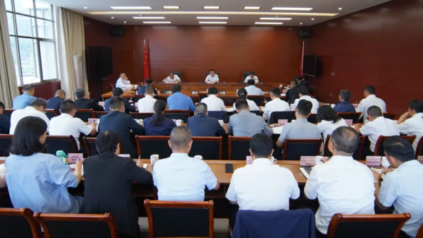 市纪委监委举办深入贯彻中央八项规定精神学习教育专题读书班暨理论学习中心组2025年第4次集中学习